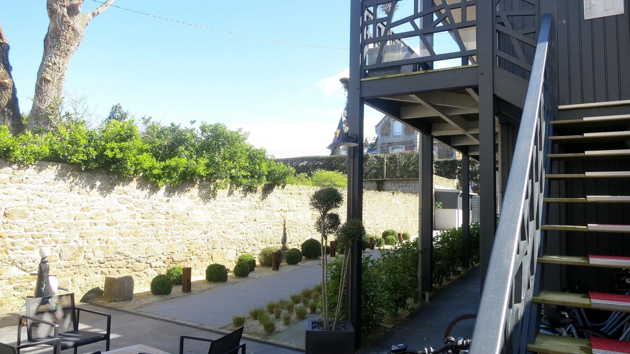 Photo of Outdoor in Parame