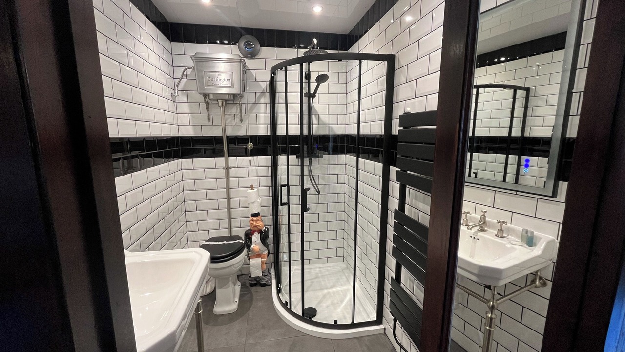 Photo of Bathroom in Pipe Gate