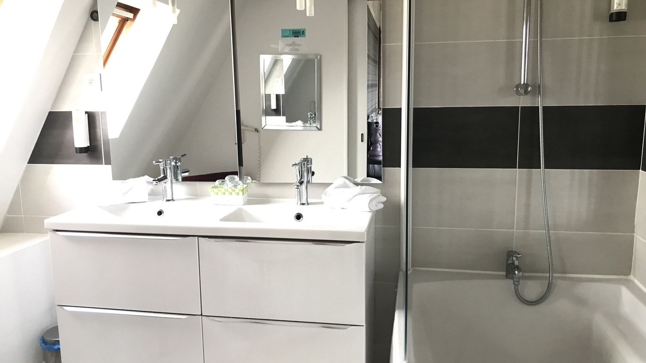 Photo of Bathroom in Coucy-le-Chateau-Auffrique