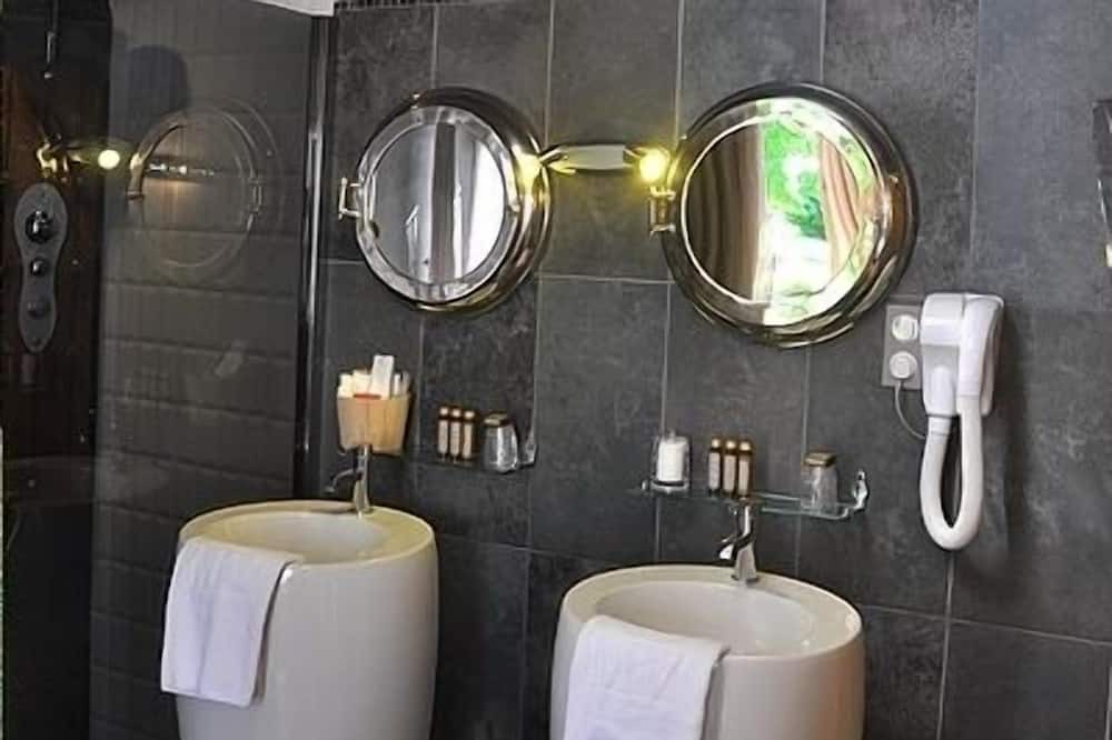 Photo of Bathroom in Nouan-le-Fuzelier
