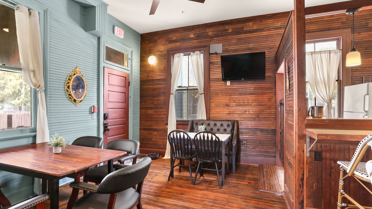Photo of Livingroom in Mid-City