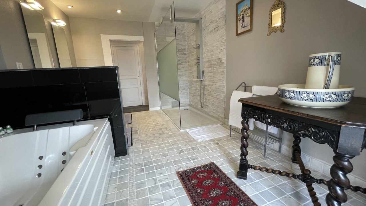 Photo of Bathroom in Plomb