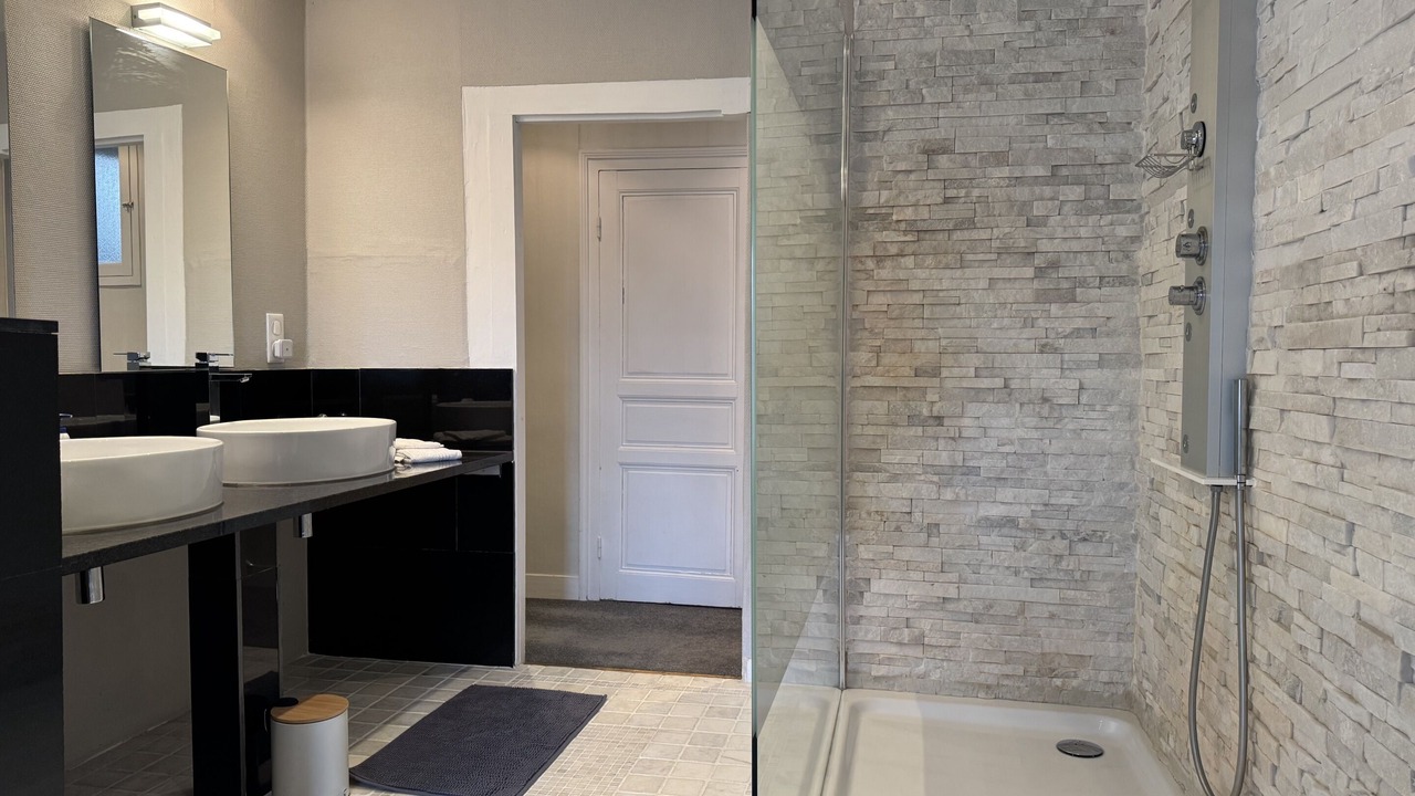 Photo of Bathroom in Plomb