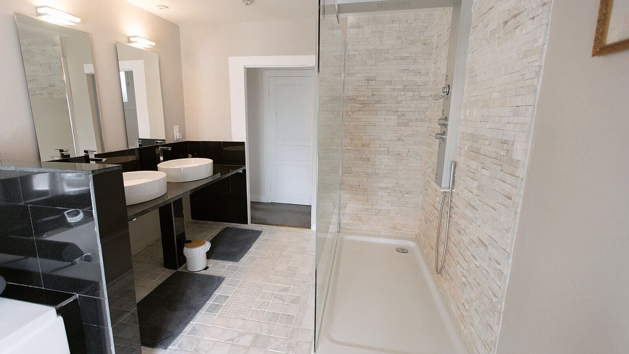 Photo of Bathroom in Plomb