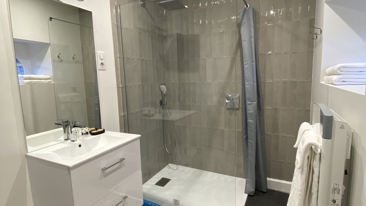 Photo of Bathroom in Plomb