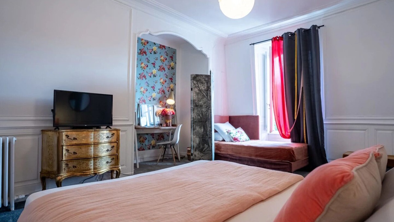 Photo of Bedroom in Republique
