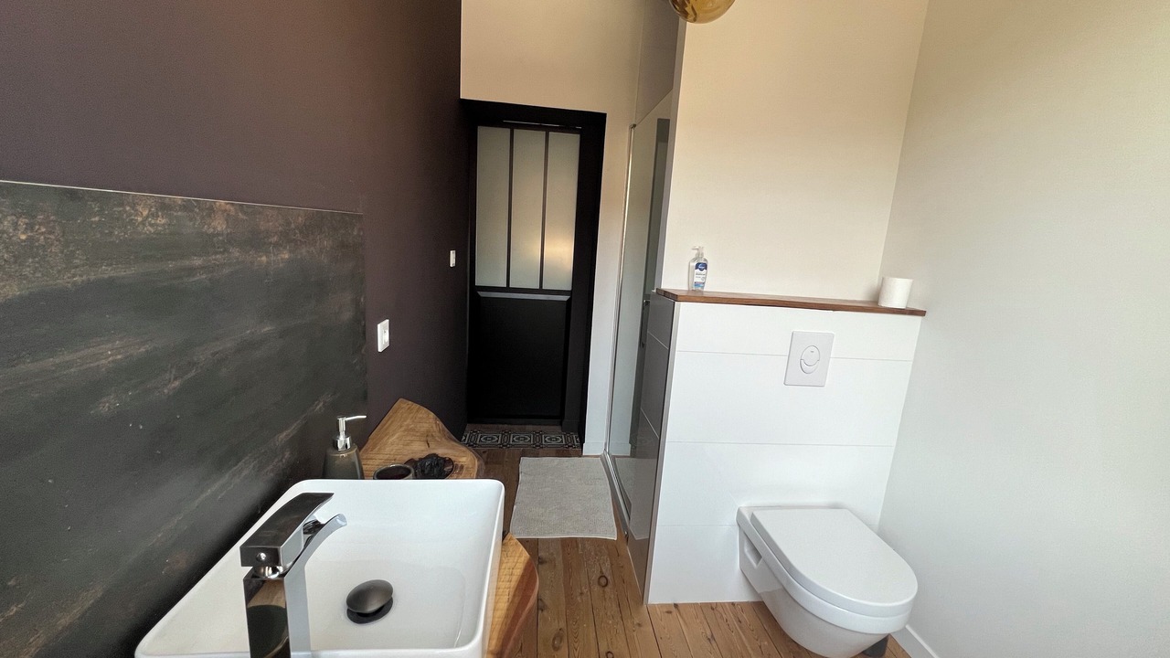 Photo of Bathroom in Leval