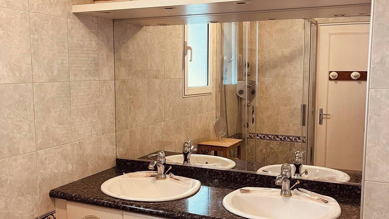 Photo of Bathroom in Laroquebrou