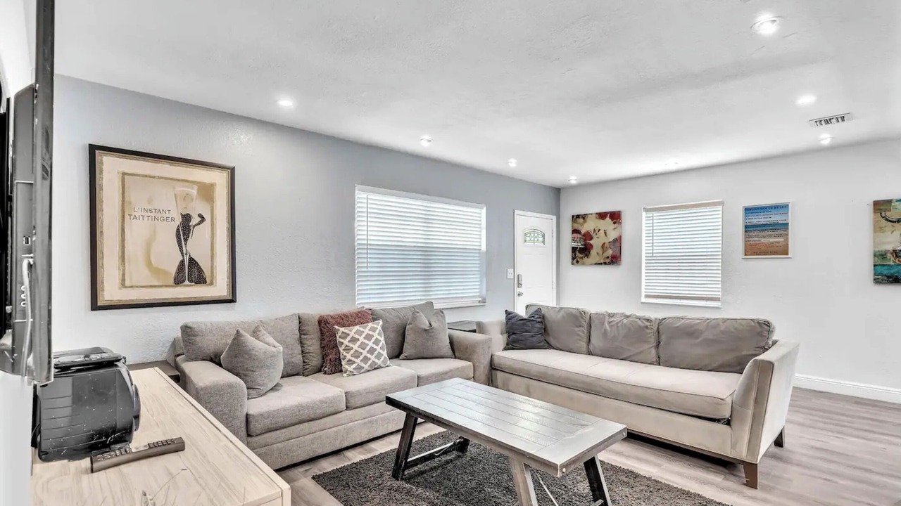 Photo of Livingroom in South Middle River