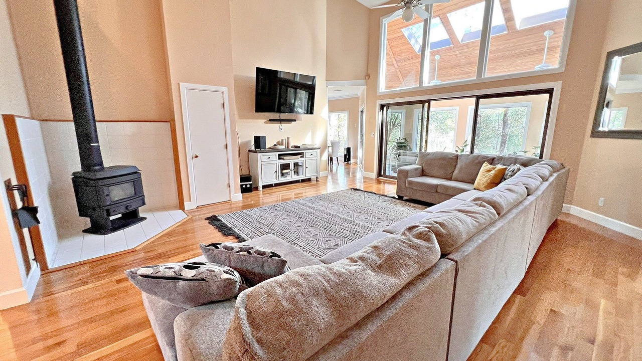 Photo of Livingroom in Daphne