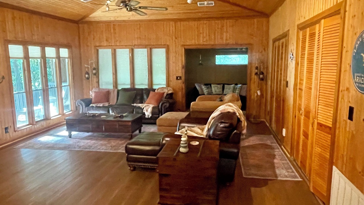 Photo of Livingroom in Flint