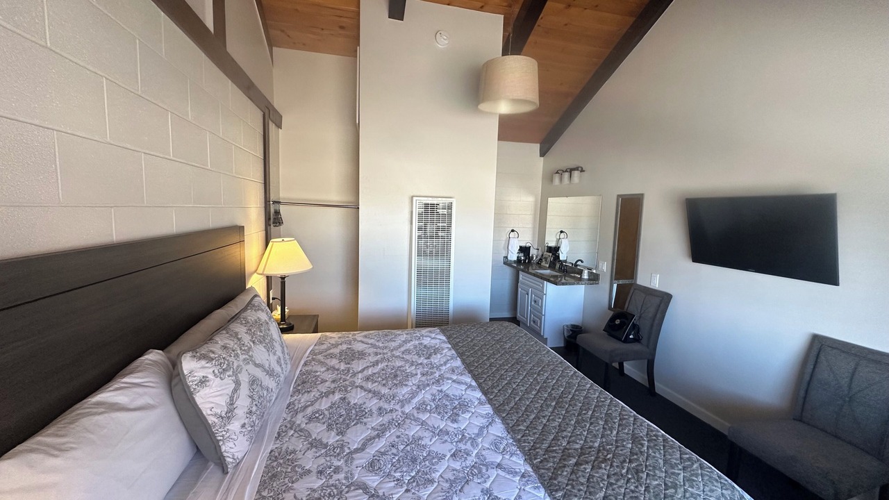 Photo of Bedroom in Lee Vining
