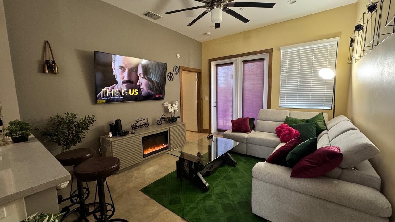 Photo of Livingroom in Government Hill