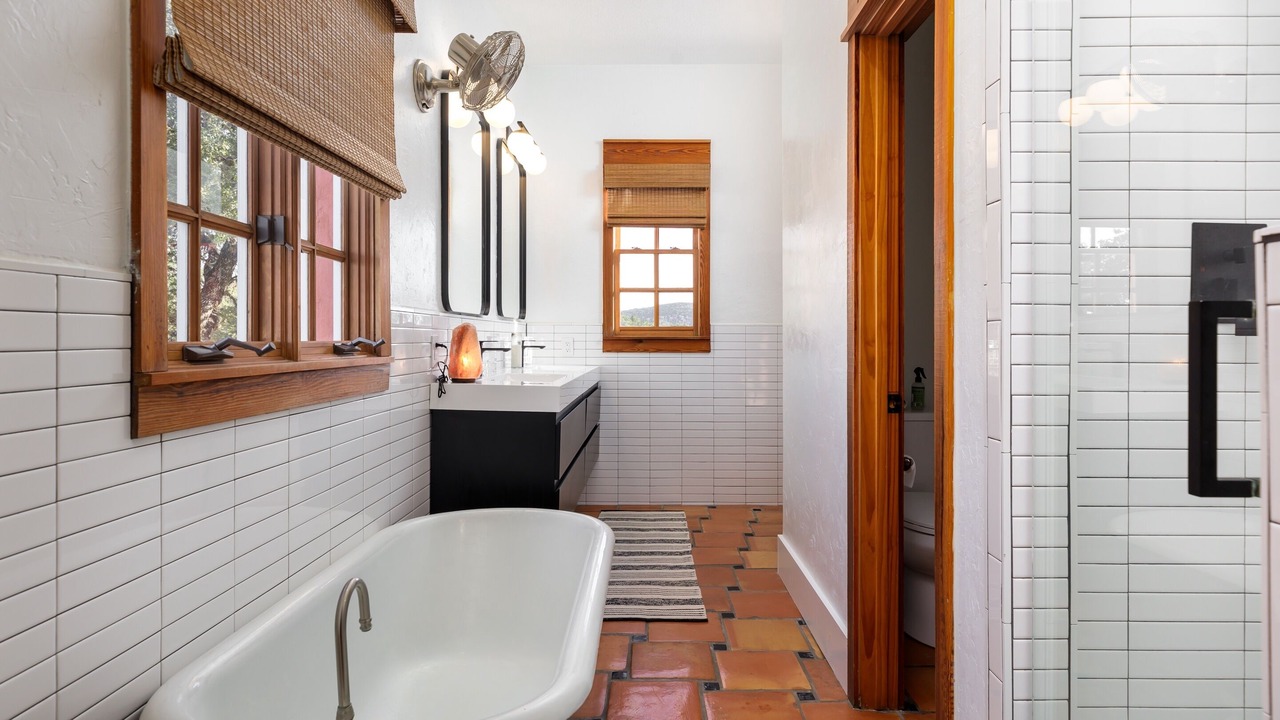 Photo of Bathroom in Lakehills