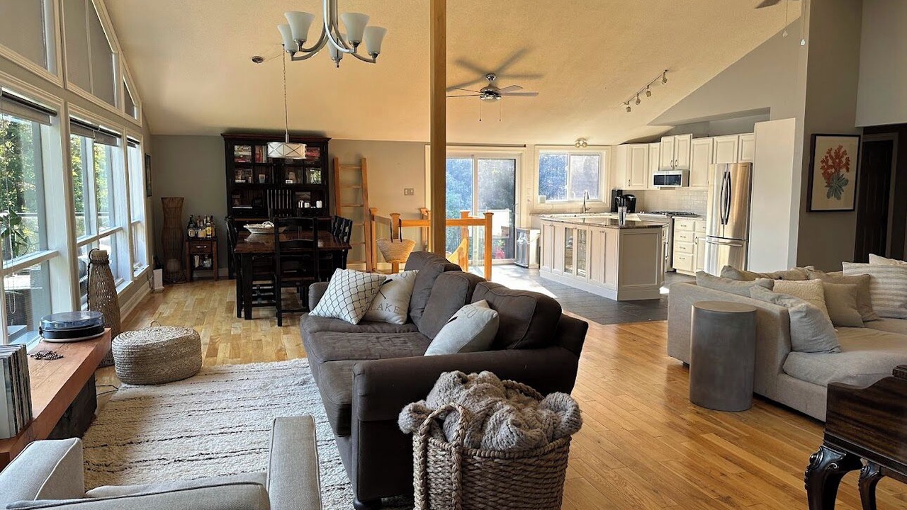 Photo of Livingroom in Howe Island