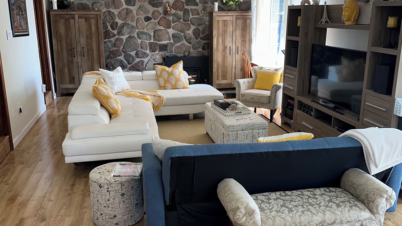 Photo of Livingroom in Central Frontenac