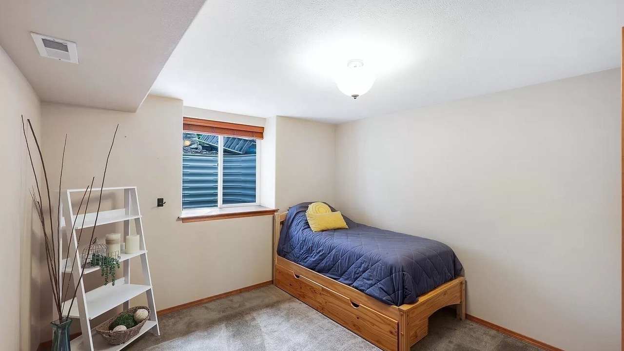 Photo of Others in Colbert