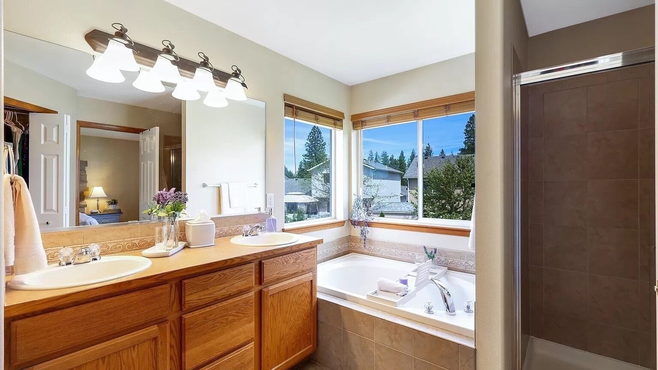 Photo of Others in Colbert