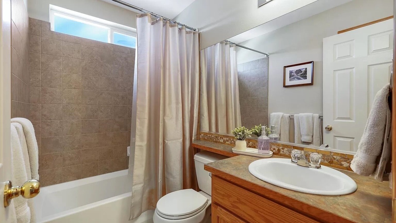 Photo of Others in Colbert