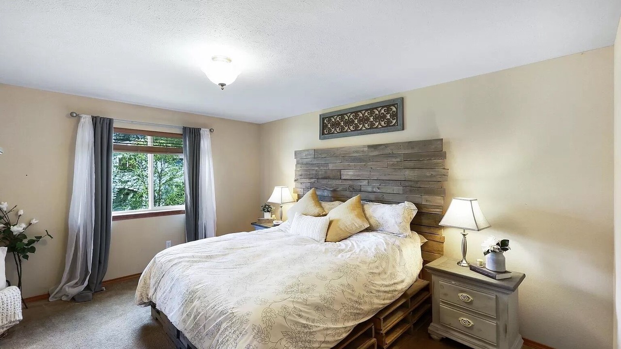 Photo of Others in Colbert