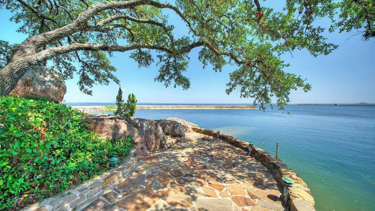Photo of Outdoor in Buchanan Dam