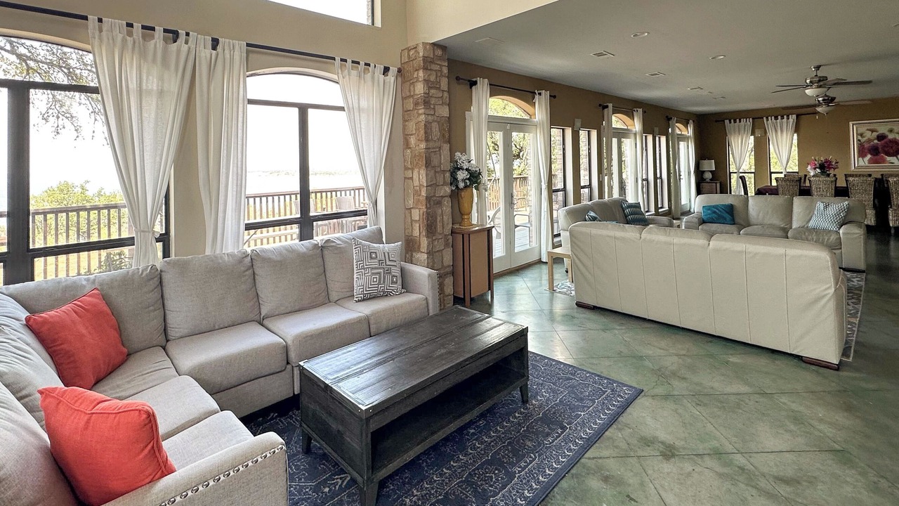 Photo of Livingroom in Buchanan Dam
