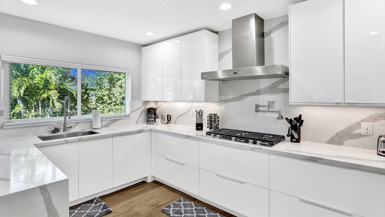 Photo of Others in Hollywood Lakes