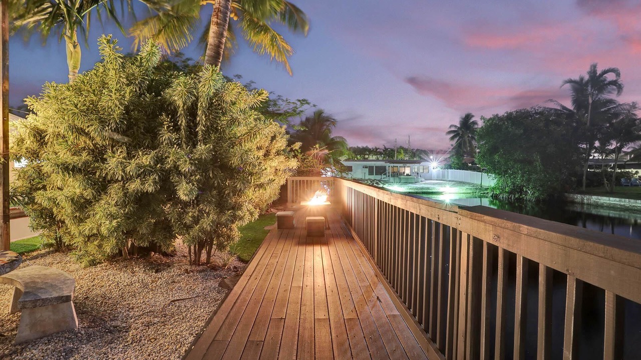 Photo of Others in Hollywood Lakes