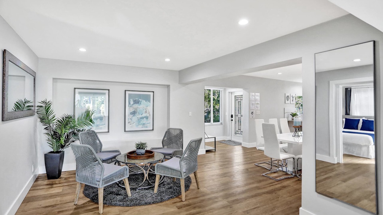 Photo of Others in Hollywood Lakes