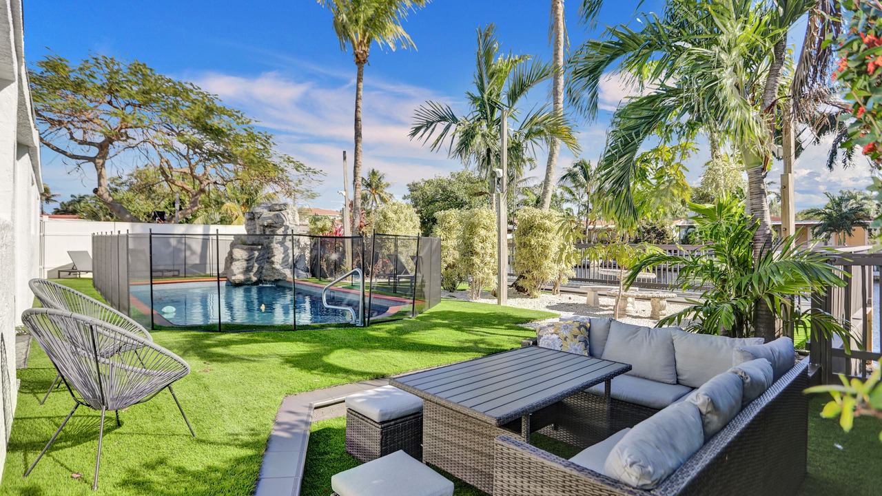 Photo of Others in Hollywood Lakes