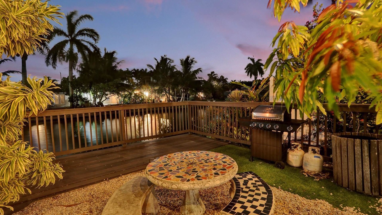 Photo of Others in Hollywood Lakes