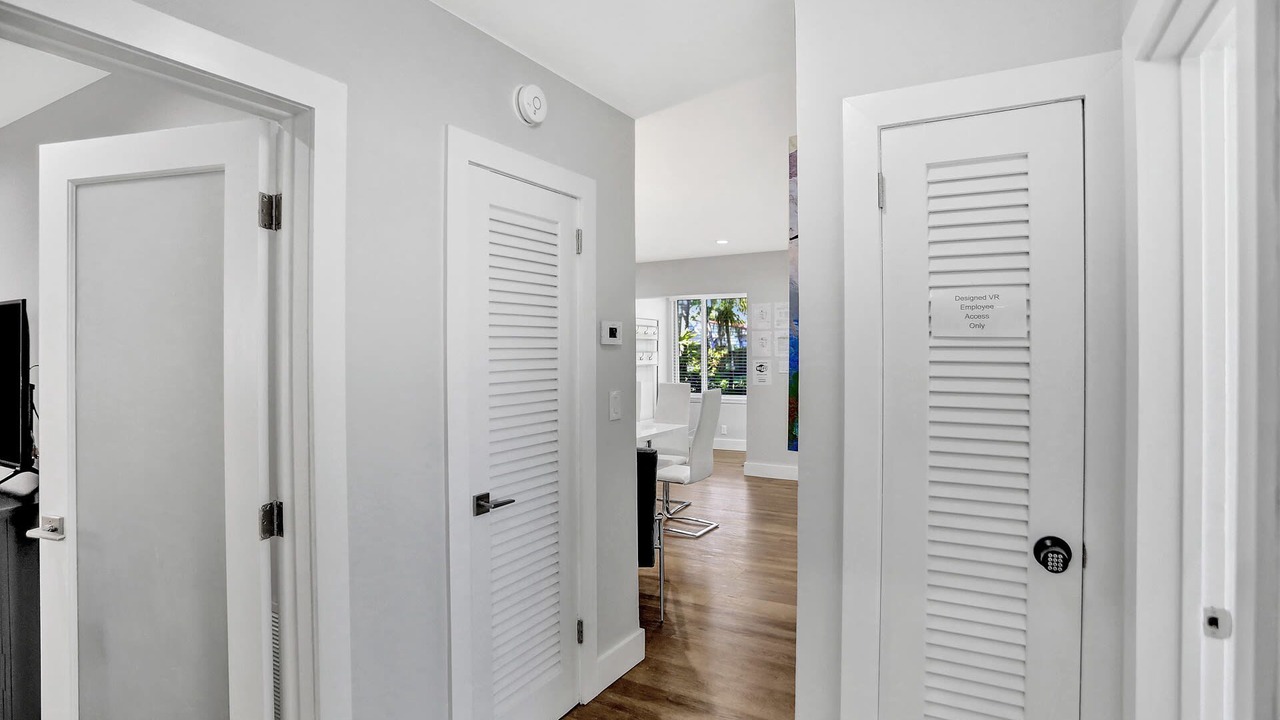 Photo of Others in Hollywood Lakes