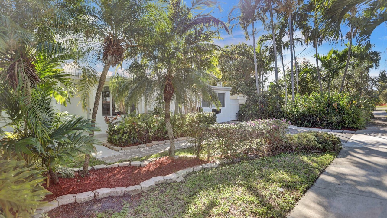 Photo of Others in Hollywood Lakes