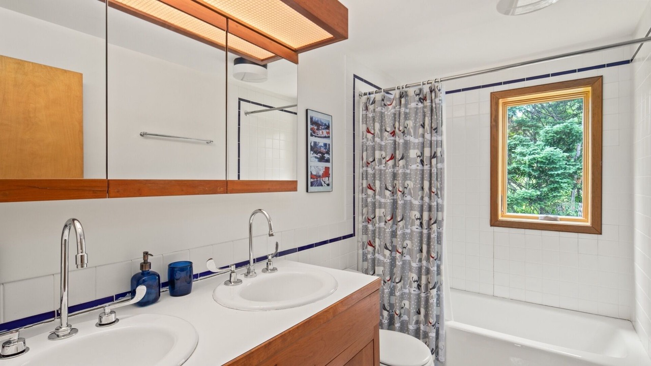 Photo of Bathroom in Warren