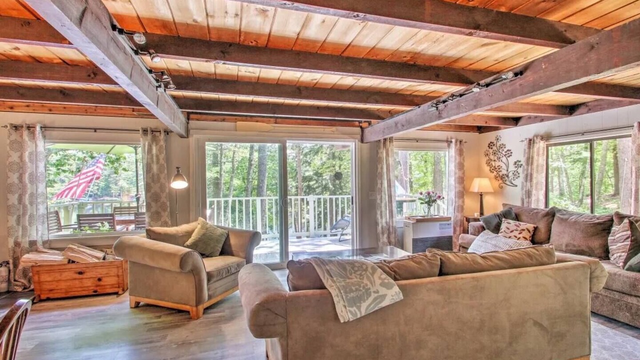 Photo of Livingroom in Lake Arrowhead