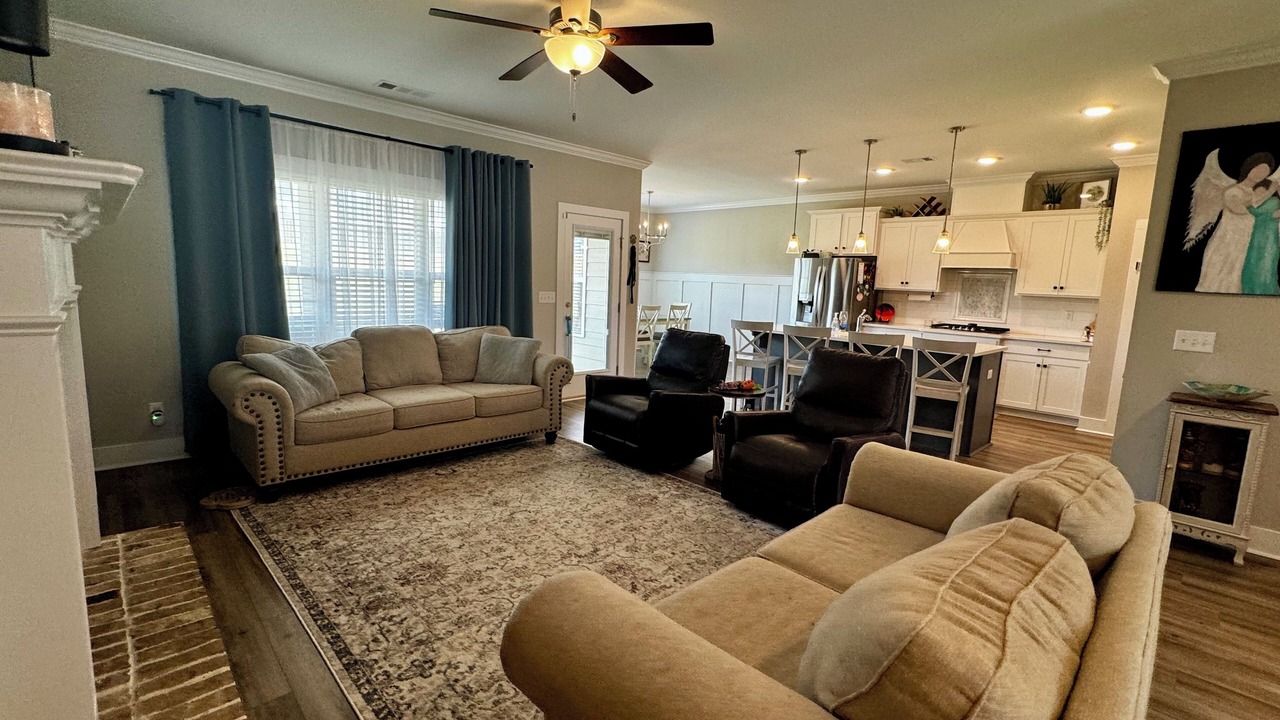 Photo of Livingroom in Langley