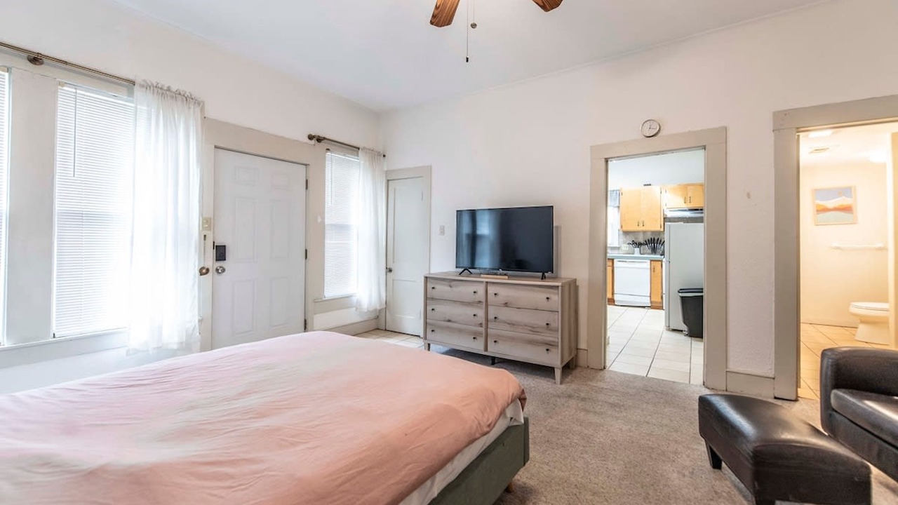 Photo of Others in Austin Ave.