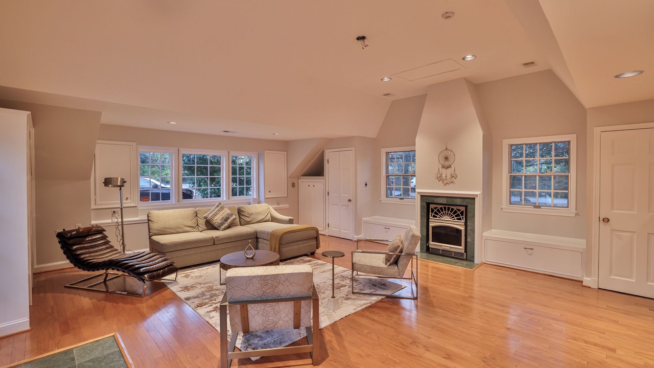 Photo of Livingroom in McLean