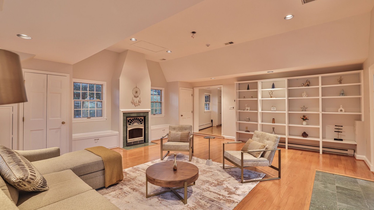 Photo of Livingroom in McLean