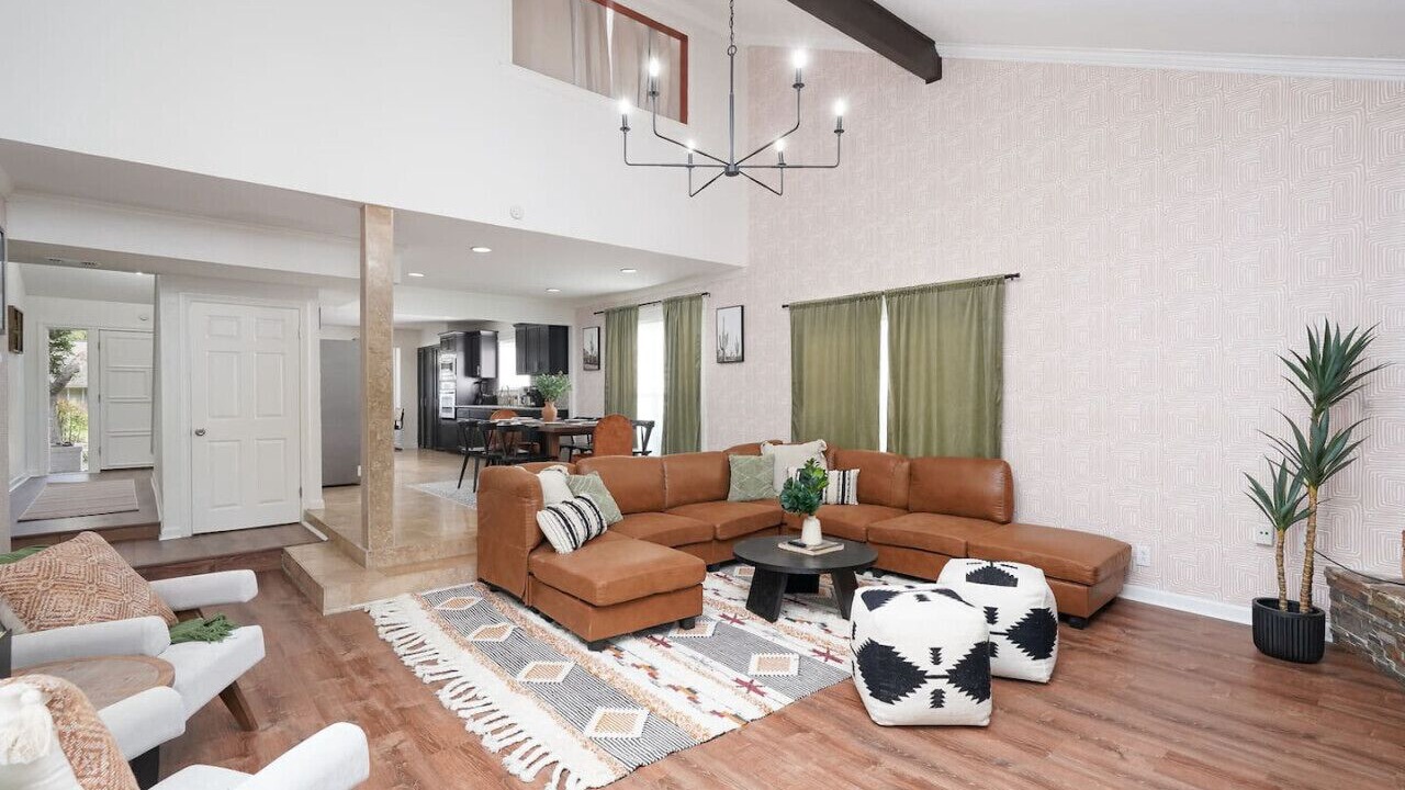 Photo of Livingroom in Whispering Oaks