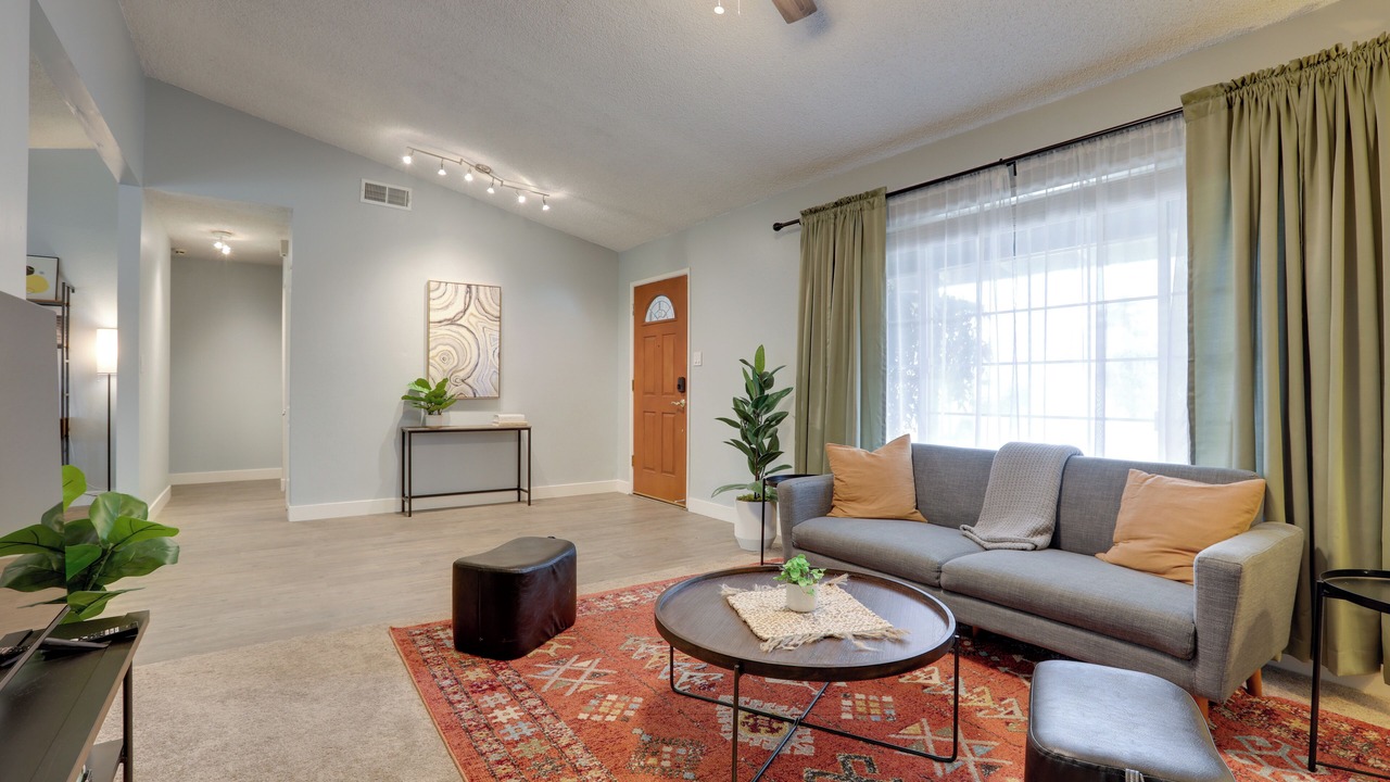 Photo of Livingroom in Foothill Farms