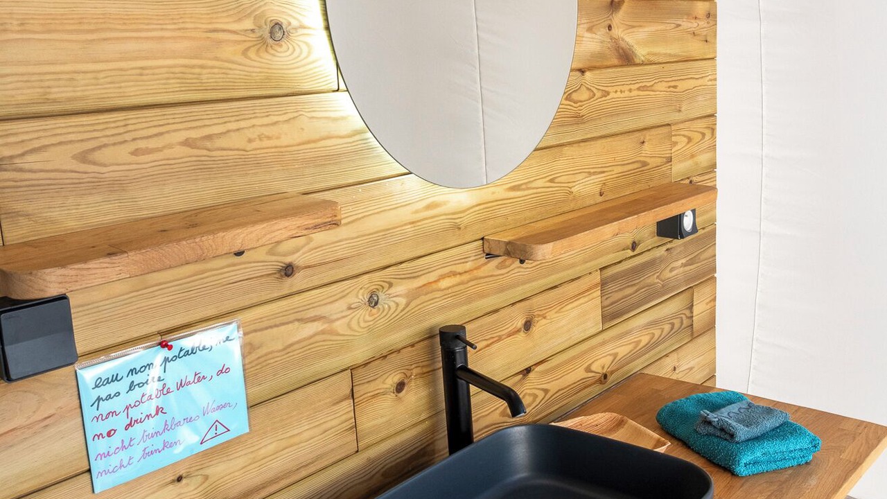 Photo of Others in Lindry