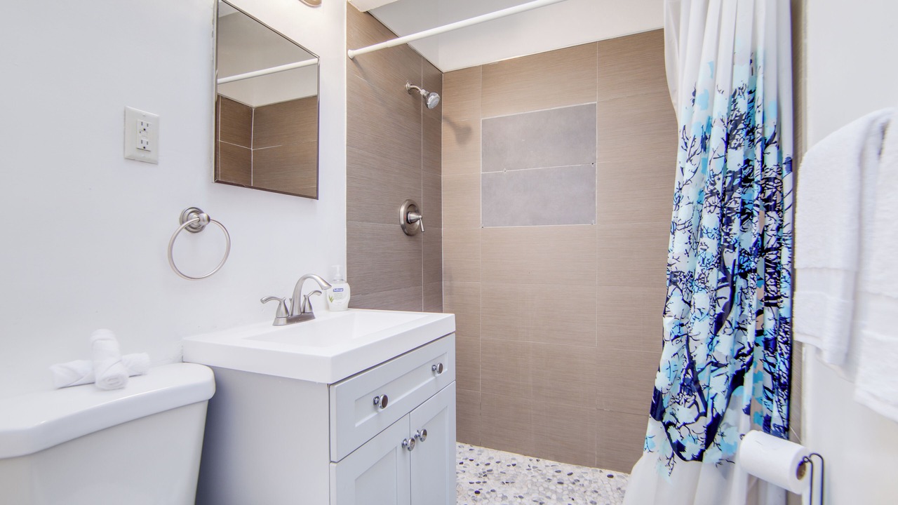 Photo of Bathroom in Flamingo/Lummus