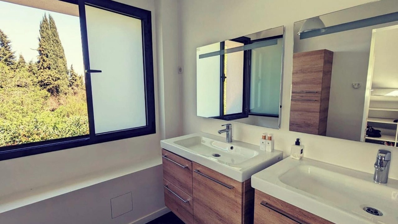 Photo of Bathroom in Parmain