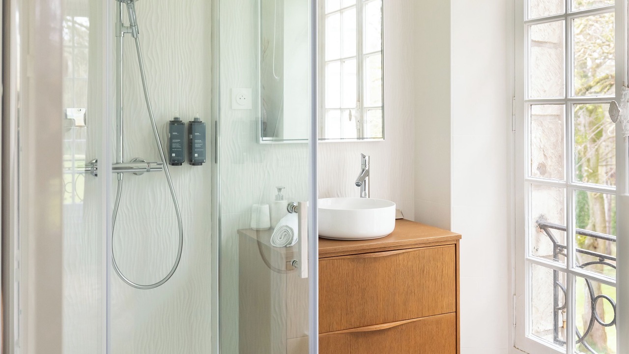 Photo of Bathroom in Pressagny-lʼOrgeuilleux