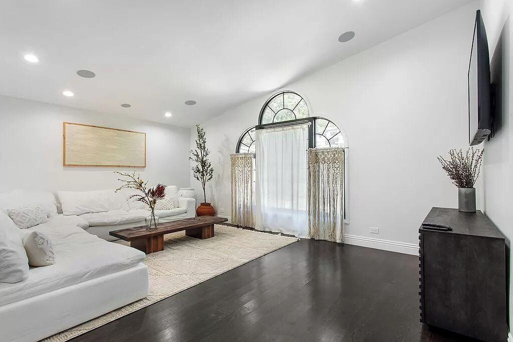 Photo of Livingroom in Beverly Glen