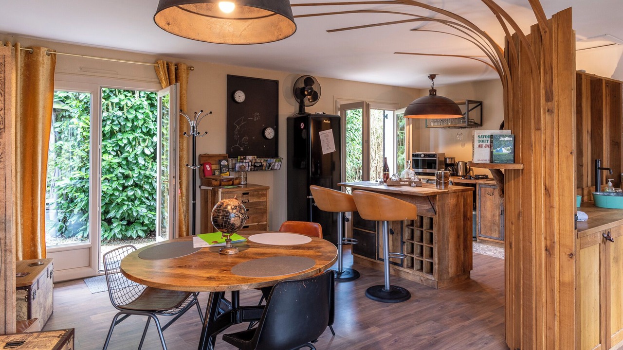 Photo of Others in Lindry