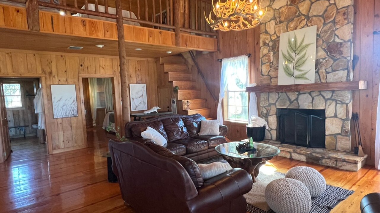 Photo of Livingroom in Cut Off