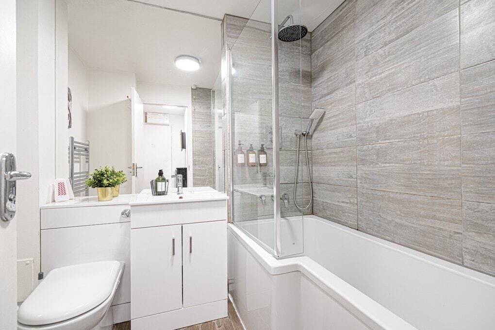 Photo of Bathroom in Island Gardens