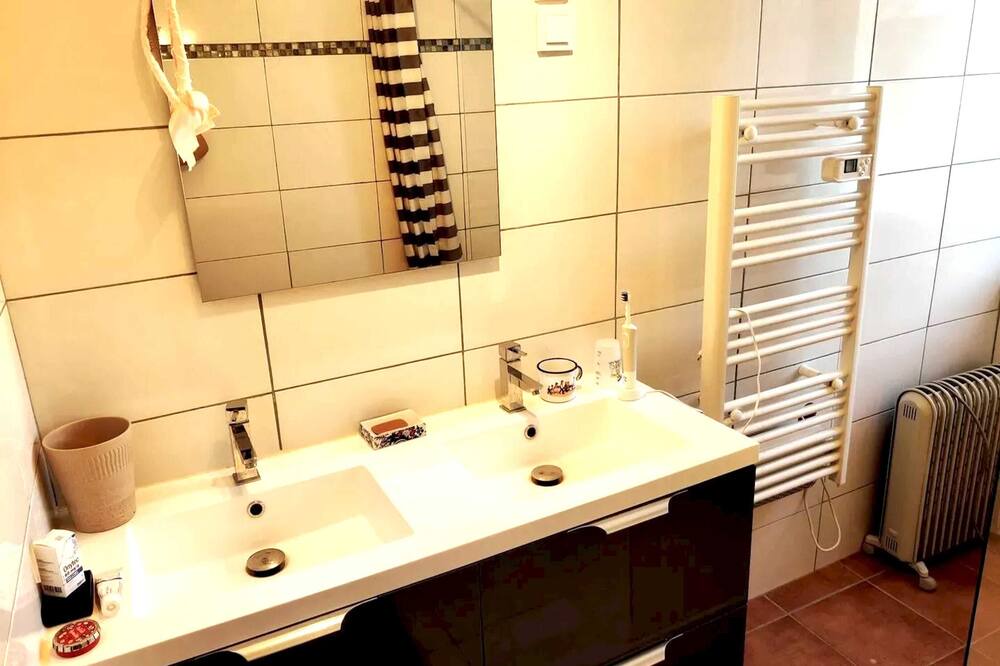 Photo of Bathroom in Castelnau-Montratier-Sainte-Alauzie